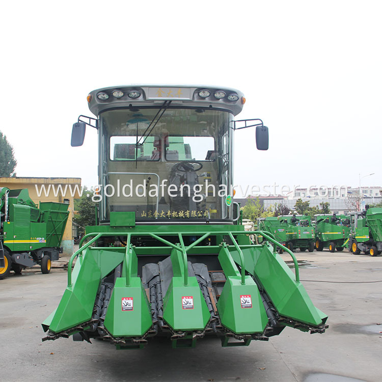 4 Rows Corn Harvester 02